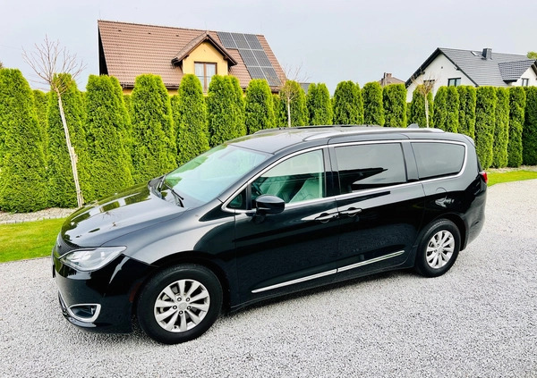 Chrysler Pacifica cena 86900 przebieg: 232231, rok produkcji 2018 z Czarne małe 781
